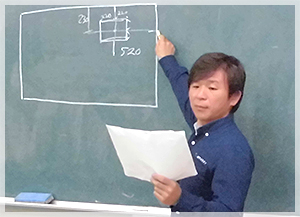 技術者育成のため講義をする伊藤社長